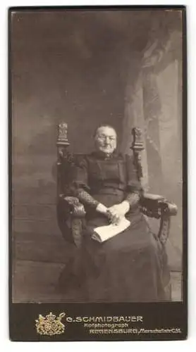 Fotografie G. Schmidbauer, Regensburg, Marschallstr. 5, Ältere Dame auf kunstvollem Stuhl