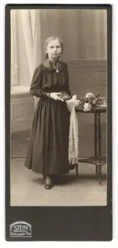 Fotografie Atelier Stein, Berlin, Chausseestrasse 70/71, Mädchen mit Blumenstrauss