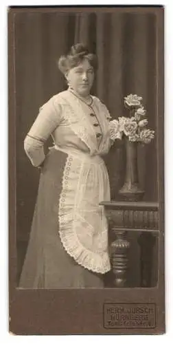 Fotografie Herm. Jursch, Nürnberg, Tafelfeldstr. 8, Frau mit Blumenvase