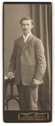 Fotografie Hugo Pfarre, Fürth, Weinstr. 2, Porträt eines Mannes im eleganten Anzug