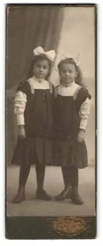 Fotografie E. Schuffert, Borna /Leipzig, Bahnhofstrasse 37, Zwei junge Mädchen mit Schleifen im Haar