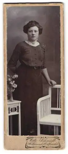 Fotografie Otto Schmidt, Wittmund, Junge Frau mit Stuhl