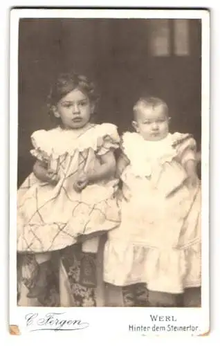 Fotografie C. Fergen, Werl, Hinter dem Steinertor, Zwei Kinder in Kleidung mit Rüschen