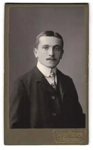 Fotografie Wilh. Mayer, Esslingen, Kronenstrasse 14, Porträt eines eleganten jungen Mannes