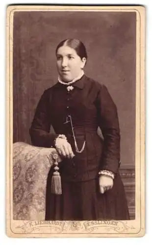 Fotografie K. Liebhardt, Esslingen, Innere Neckarbrücke 7, Dame im dunklen Kleid