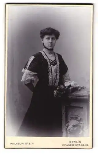 Fotografie Wilhelm Stein, Berlin, Chaussee Str. 65/66, Porträt einer Dame mit Blumenarrangement