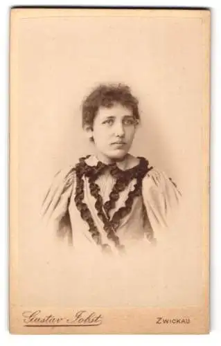 Fotografie Gustav Jobst, Zwickau, Äussere Schneebergerstr. 20, Porträt einer jungen Frau