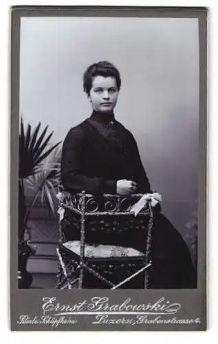 Fotografie Ernst Grabowski, Luzern, Grabenstrasse 4, Frau auf elegantem Stuhl