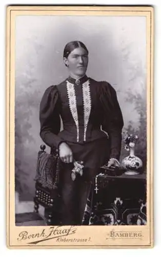 Fotografie Bernh. Haaf, Bamberg, Kleberstrasse 1, Dame in eleganter Kleidung