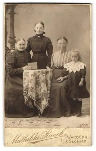 Fotografie Mathilda Ranch, Warberg, Vier Frauen an einem Tisch