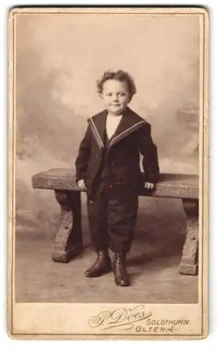 Fotografie P. Does, Solothurn, Hauptgasse 16, Kind in eleganter Kleidung