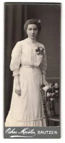 Fotografie Oskar Meister, Bautzen, Seminarstrasse 6, Porträt einer Dame mit Blumenstrauss