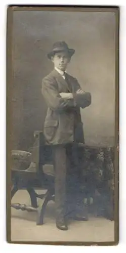 Fotografie unbekannter Fotograf und Ort, Eleganter Herr mit Hut
