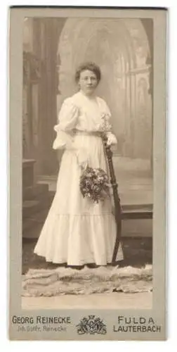 Fotografie Georg Reinecke, Fulda, Frau in elegantem Kleid mit Blumenstrauss