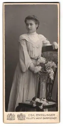 Fotografie Oskar Ensslinger, Darmstadt, Hügelstrasse 59, Junge Frau mit Blumenarrangement