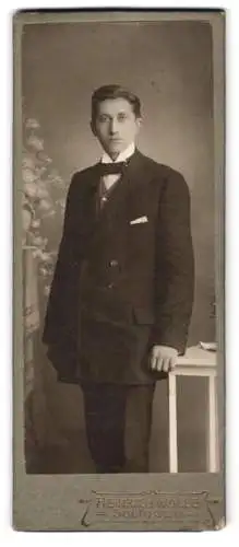 Fotografie Heinrich Wolle, Sulingen, Eleganter Herr im Anzug