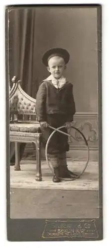 Fotografie unbekannter Fotograf, Berlin, Wurststrasse 76, Junge mit Reifen
