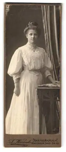 Fotografie L. Wernecke, Bremerhaven, Bürgermeister-Smidt-Strasse 55, Porträt einer Dame in elegantem Kleid