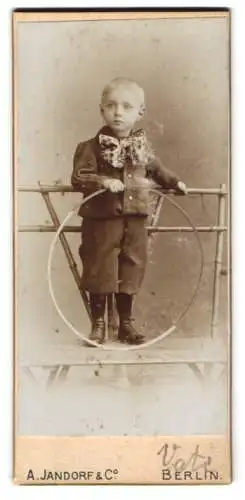 Fotografie A. Jandorf & Co., Berlin, Junge mit Reifen