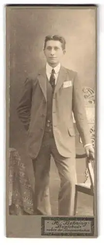 Fotografie H. Behning, Buxtehude, Junger Mann im Anzug
