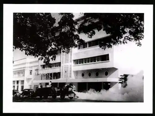 Fotografie Affaires Culturelles, Ansicht Brazzaville / Kongo, Mittel gegen Infektionen wird versprüht