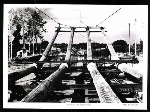 Fotografie unbekannter Fotograf, Ansicht Paris, Gas-Pipeline über die Seine am Stadtrand