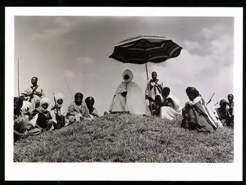 Fotografie Stammesführer in Kamerun, Le Lamido de Ngaoundere mit bewaffneter Leibgarde