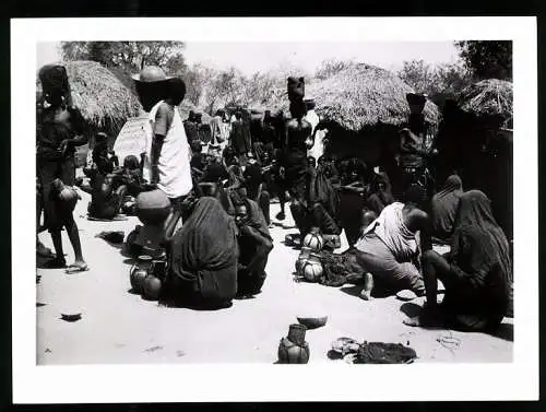 Fotografie Affaires Culturelles, Ansicht Fort Lamy / Tchad, Afrikaner bieten Ware auf dem Markt an