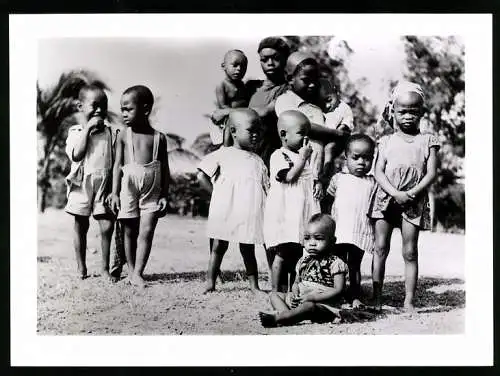 Fotografie Affaires Culturelles, Ansicht Yaounde - Jaunde / Kamerun, Afrikanische Frau mit Kindern