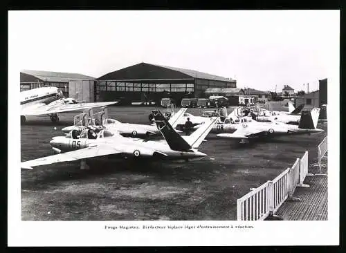 Fotografie Flugzeug Fouga Magister, Abfangjäger der französischen Luftstreitkräfte in Bereitschaft auf einem Flugplatz