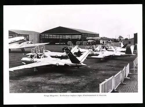 Fotografie Frnazösische Luftstreitkräfte, Flugzeug Fouga Magister, Jagdflugzeug in Bereitschaft auf einem Flughafen