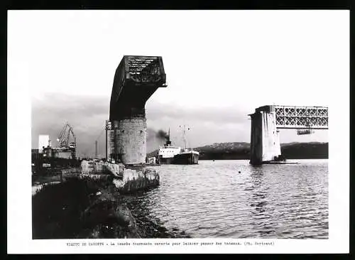 Fotografie Bertrand, Ansicht Martigues, Viaduc de Caronte, Eisenbahn-Drehbrücke lässt Frachtschiff passieren