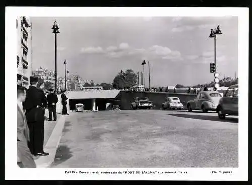 Fotografie Viguier, Ansicht Paris, Pont de L'Alma, Polizei beobachtet Strassenverkehr an der Unterführung