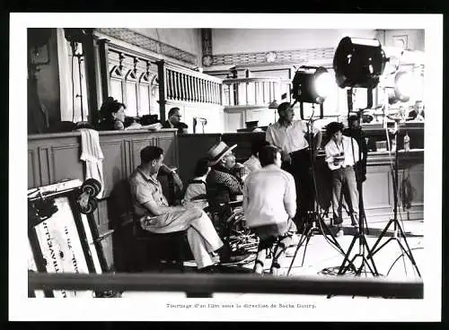 Fotografie Tournage d'un Film sous la direction de Sacha Guitry, Filmteam bei Aufnahmen in einem Gerichtssaal