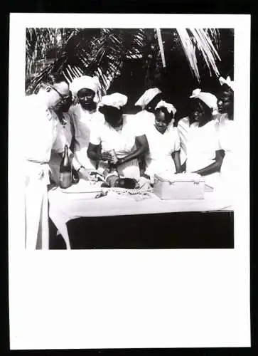 Fotografie Affaires Culturelles, Ansicht Rufisque / Senegal, Afrikanische Krankenschwestern versorgen Neugeborenes