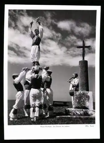 Fotografie Yan, Pays basque, La Danse du Sabre, Basken führen einen Volkstanz auf