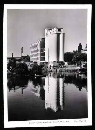Fotografie Viguier, Ansicht Auxerre / Yonne, Silo der Getreidegenosschenschaft am Flussufer