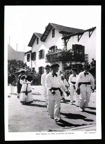 Fotografie Goursat, Basken beim Trachtenumzug, Pelota-Spieler laufen an der Spitze des Umzuges