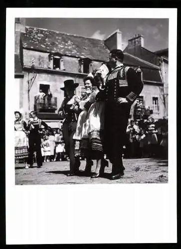 Fotografie Danse Bretonne, Trachtenpaare führen einen Volkstanz auf