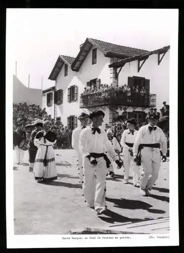 Fotografie Goursat, Basken beim Trachtenumzug, Pelota-Spieler laufen an der Spitze des Umzuges