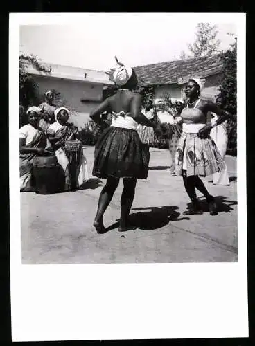 Fotografie Affaires Culturelles, Afrika / Senegal, Afrikanische Frauen bei einem Volkstanz der Eingebornenen