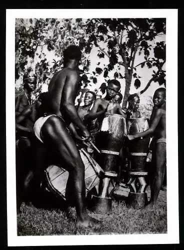Fotografie Affaires Culturelles, Ansicht Bobangui / Zentralfrikanische Republik, Eingeborene Afrikaner beim Volkstanz