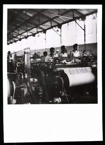 Fotografie Affaires Culturelles, Ansicht Douala / Kamerun, Fabrikarbeiter einer Textilfabrik arbeiten mit Webmaschinen