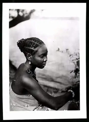 Fotografie Affaires Culturelles, Ansicht Moyen-Congo, Afrikanisches Mädchen an einem Fluss in Kongo