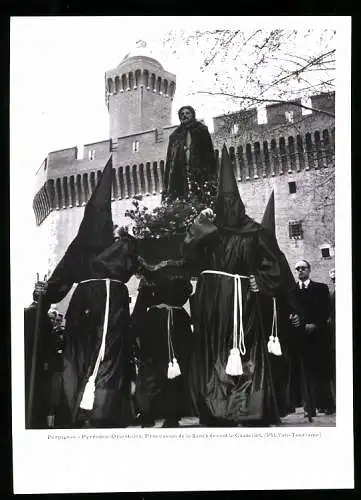 Fotografie Yan-Tourisme, Ansicht Perpignan / Pyrenees Orientales, vermummte Mönche bei der Gründonnerstag Prozession