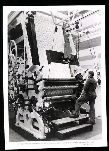 Fotografie A.D.P., Ansicht Wesserling / Alsace, Maschinenführer bedient moderne Textilmaschine die Stoffe bedruckt