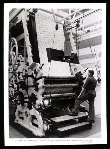 Fotografie A.D.P., Ansicht Wesserling / Alsace, Maschinenführer bedient moderne Textilmaschine die Stoffe bedruckt