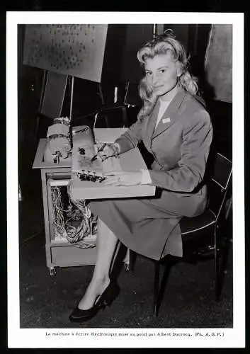 Fotografie A.D.P., hübsche Blondine bedient elektronische Schreibmaschine Electrosyl von Albert Ducrocq