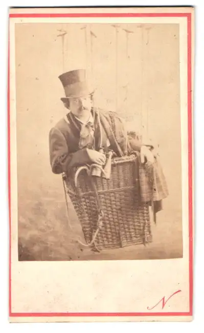 Fotografie Nadar, Paris, Selbstportrait des Fotografen im Ballonkorb mit Fernglas & Enterhaken 0