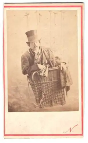 Fotografie Nadar, Paris, Selbstportrait des Fotografen im Ballonkorb mit Fernglas & Enterhaken